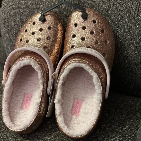 NWT Gold/Pink Fur Lined Crocs J4 - Picture 3 of 6